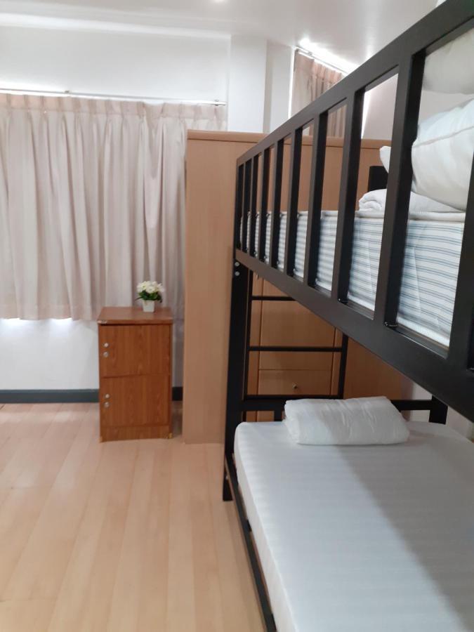 Baansu Hostel Bangkok Exteriör bild